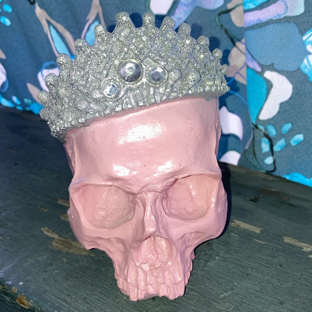 Halloween decorative Skull Sculpture Silver sparkle Crown bubblegum pink goth - Picture 5 of 16
